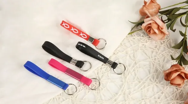 Factory Directly Silicone Wristband Keychain Fashionable Cheap Custom Silicone Rubber Keychain