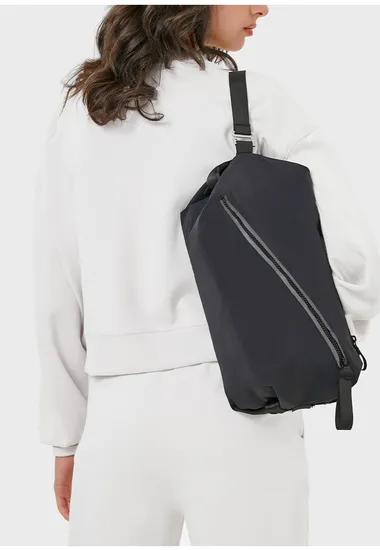 Outdoor Travel Backpack Waterproof Multi Functional Diagonal Straddle Handheld Women′s Sports Bag